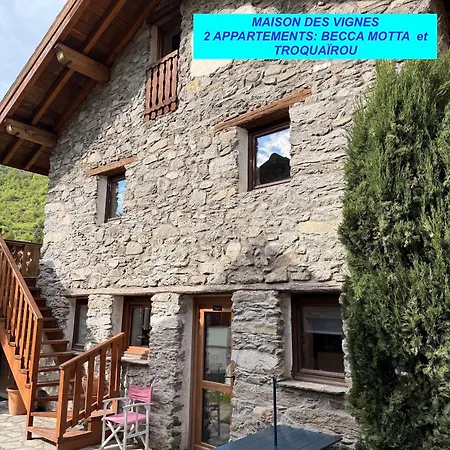 Maison Des Vignes- Troquairou Et Becca Motta Apartmán